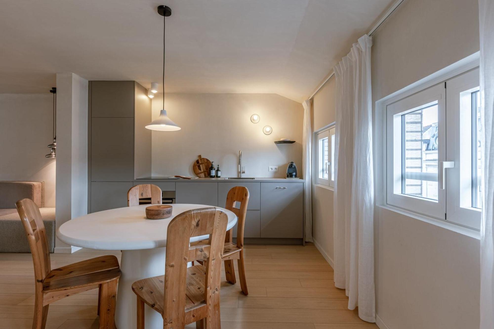 Апартаменты Huswell - Urban Getaway For Two In The Heart Of Антверпен Экстерьер фото